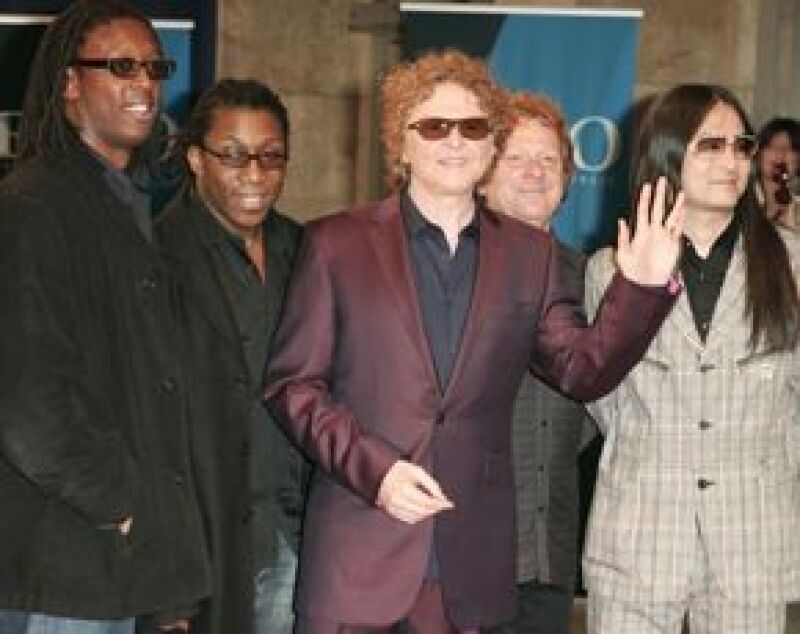 La banda de música pop británica tuvo que cancelar una presentación en Brasil luego de que el avión donde viajaba su vocalista Mick Hucknall hizo un aterrizaje de emergencia.