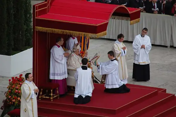Tras canonizarlos, el papa argentino destacó el papel de sus predecesores por enfrentar las problemáticas y tragedias propias del siglo XX.