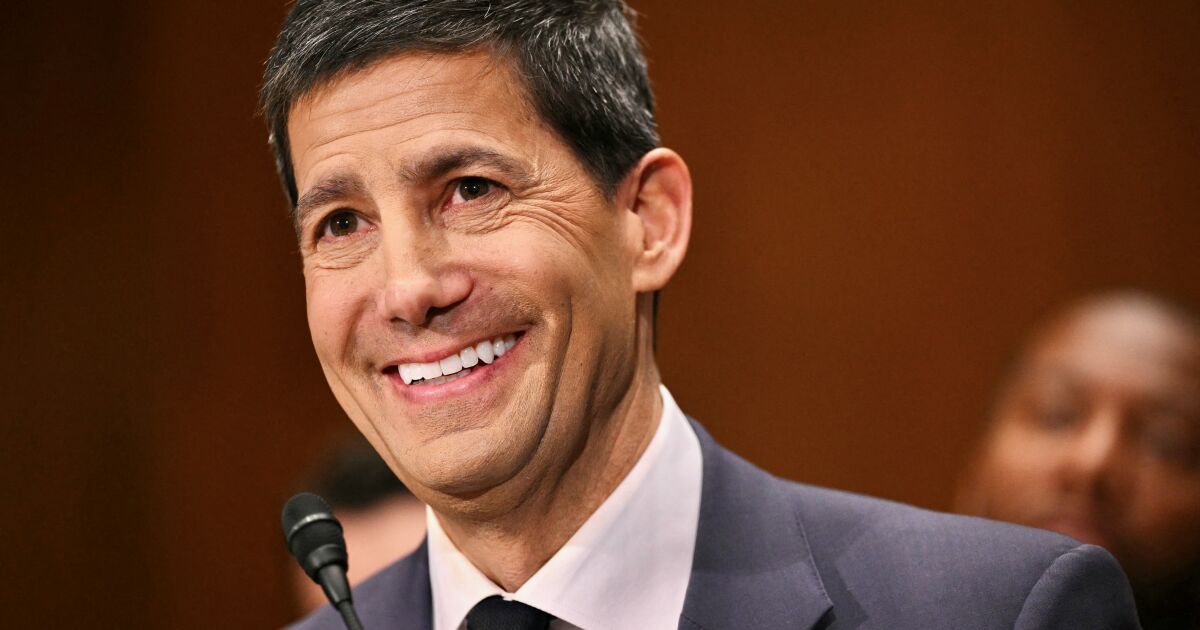 Senado de EU aprueba nombramiento de Kevin Warsh como presidente de la Fed

El Senado votó 54 a favor y 45 en contra para confirmar a Warsh quien, al igual que Trump, ha abogado por tipos de interés más bajos.