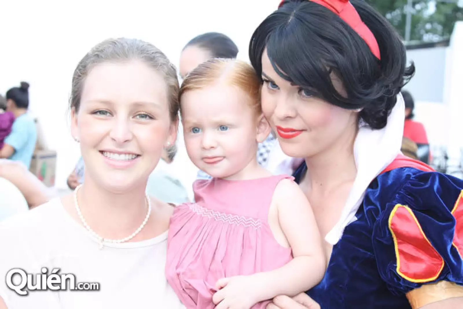 Lorena Quiroz y Renata Servín con Blanca Nieves