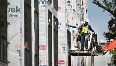 "No hay suficientes ingenieros en el mundo": empresas recurren a la IA ante la falta de talento