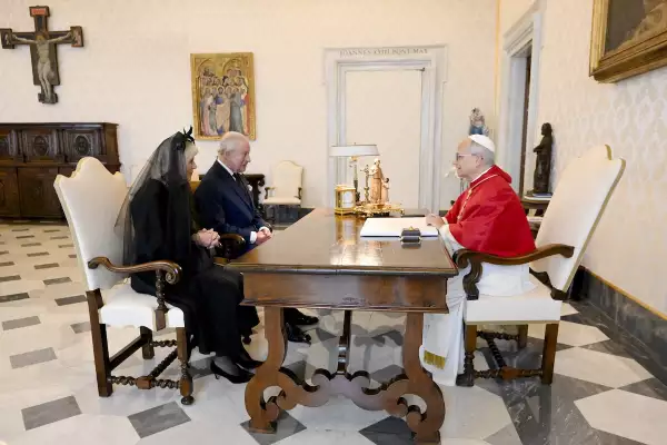 La reina Camila vistió de negro ante el papa León XIV durante la visita oficial a El Vaticano junto al rey Carlos III de Inglaterra