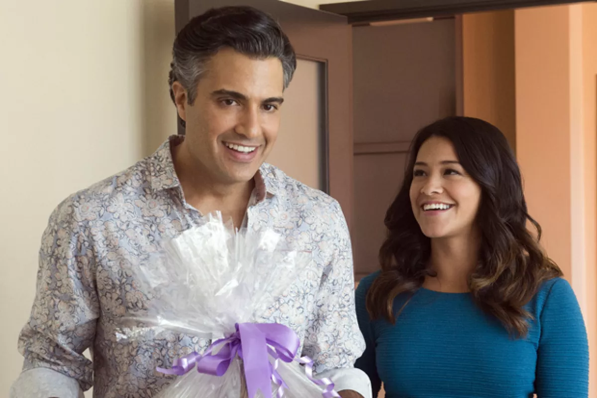 Jaime Camil junto a Gina Rodríguez en Jane the Virgin.