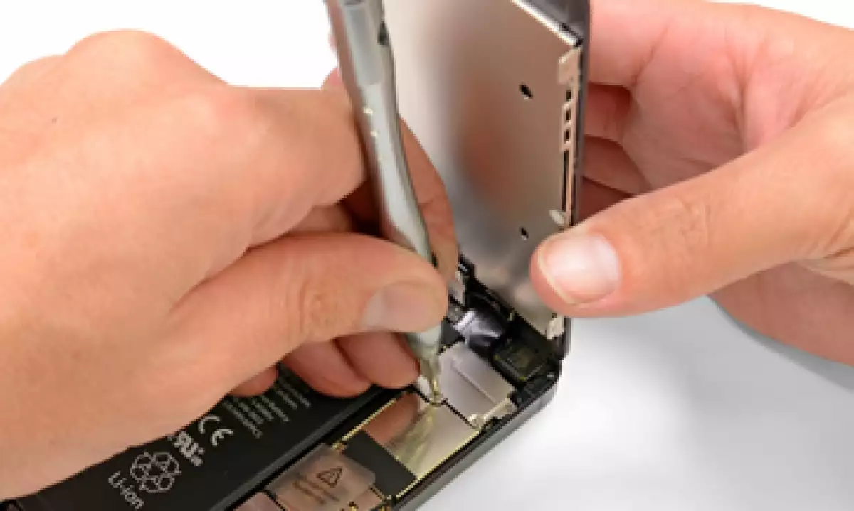 Disectar un iPhone puede tomar horas. (Foto: Reuters)