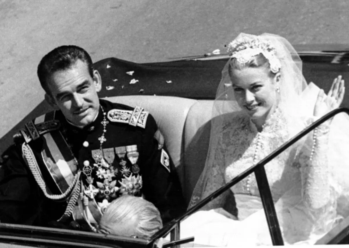 Su boda religiosa fue el 19 de abril de 1956.