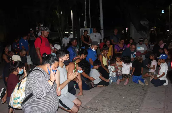 Decenas de migrantes de diversas nacionalidades y asociaciones ciudadanas iniciaron este fin de semana una serie de vigilias.
(EFE)
Migrantes en vigilia.