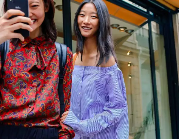 El cuello Bardot puedes encontrarlo en varias prendas.