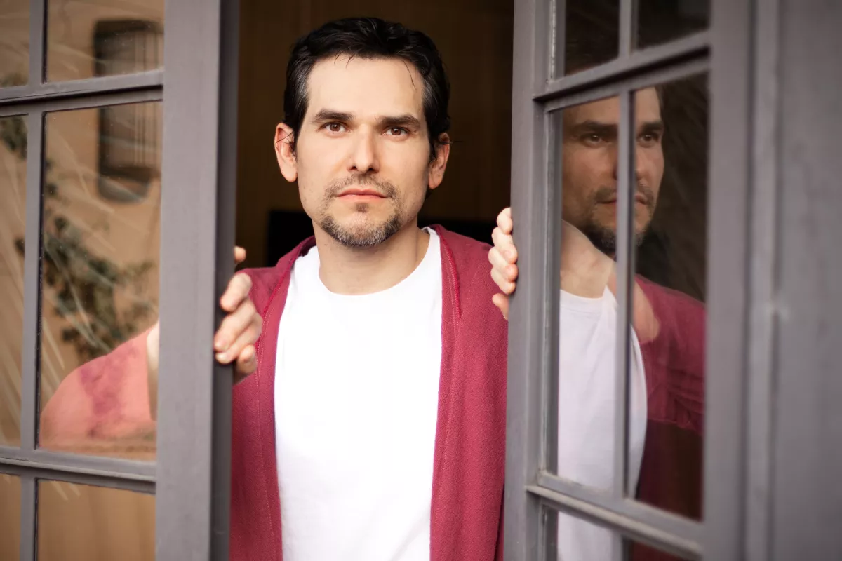 Retrato del actor Alan Estrada. 