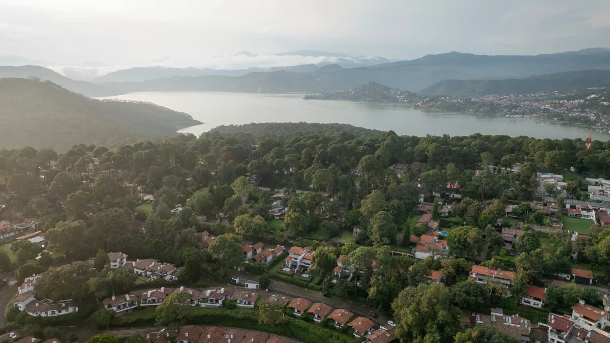 Hotel Avándaro paisaje Valle de Bravo laguna y bosque