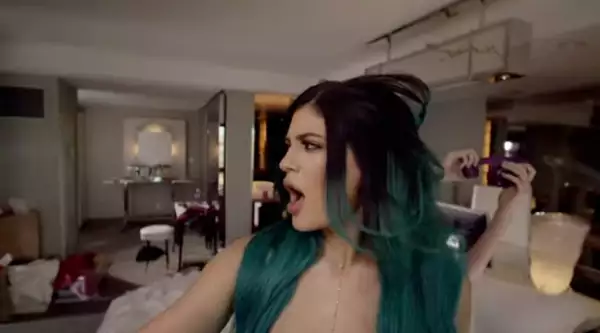 Recientemente Kylie lanzó su propia línea de extensiones para el pelo por lo que seguramente la seguiremos viendo con un estilo camaleónico durante mucho tiempo.