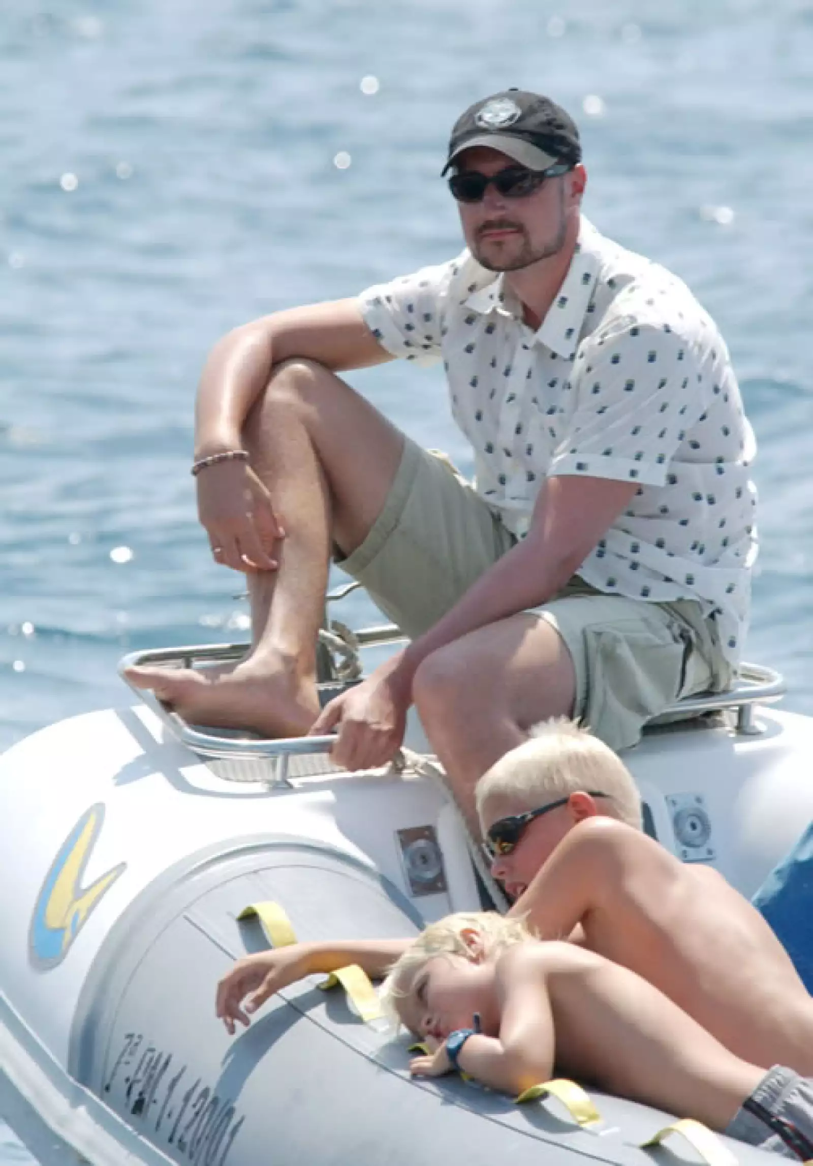 El príncipe Haakon de Noruega se relaja en el agua.