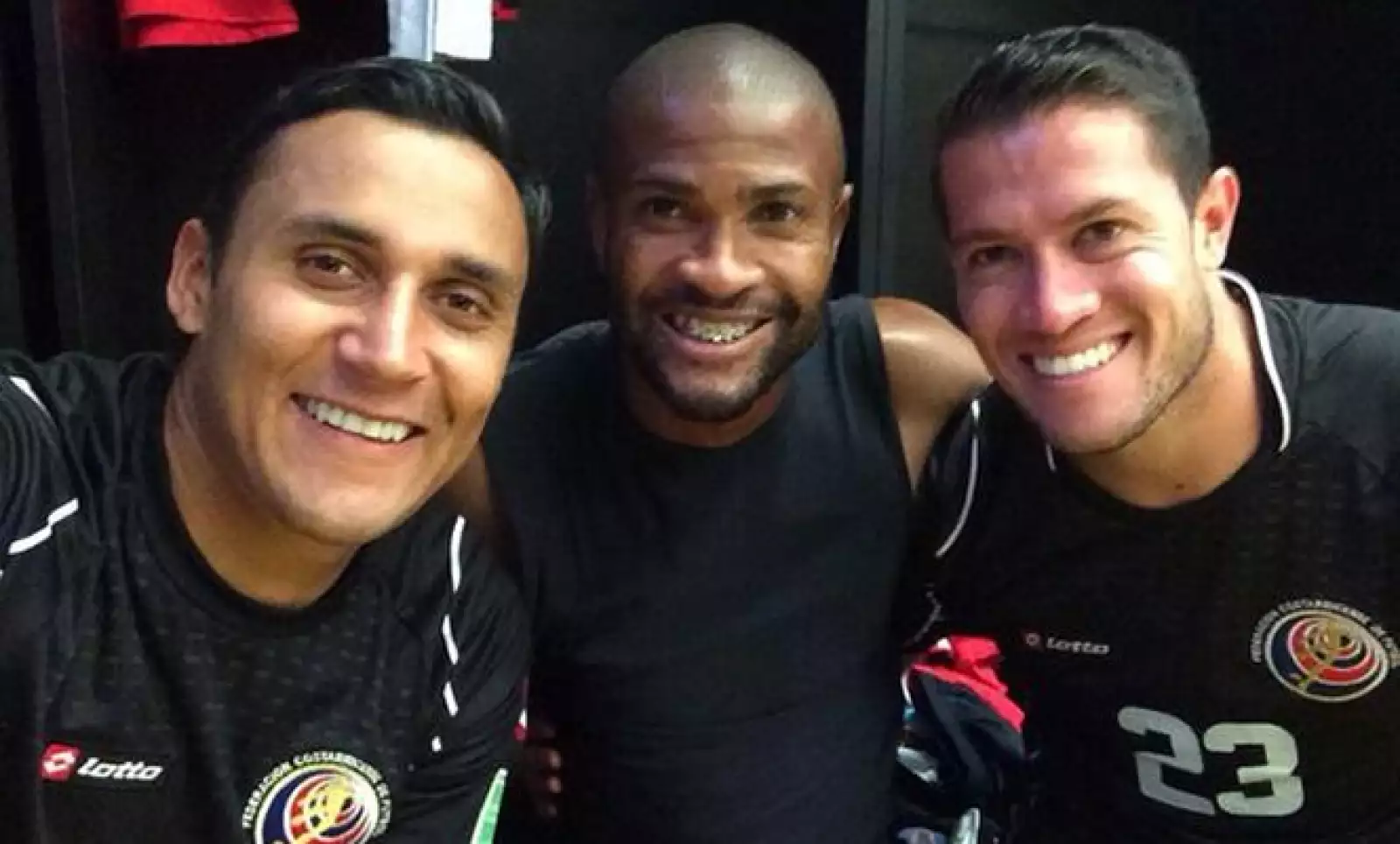 Keylor Navas –izq-, una de las revelaciones del torneo, junto a dos compañeros de la selección Tica.