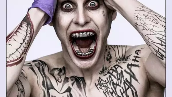 A pocos días de haberse revelado su imagen oficial como “The Joker”, el actor ahora deja ver su musculoso cuerpo, digno de un supervillano.