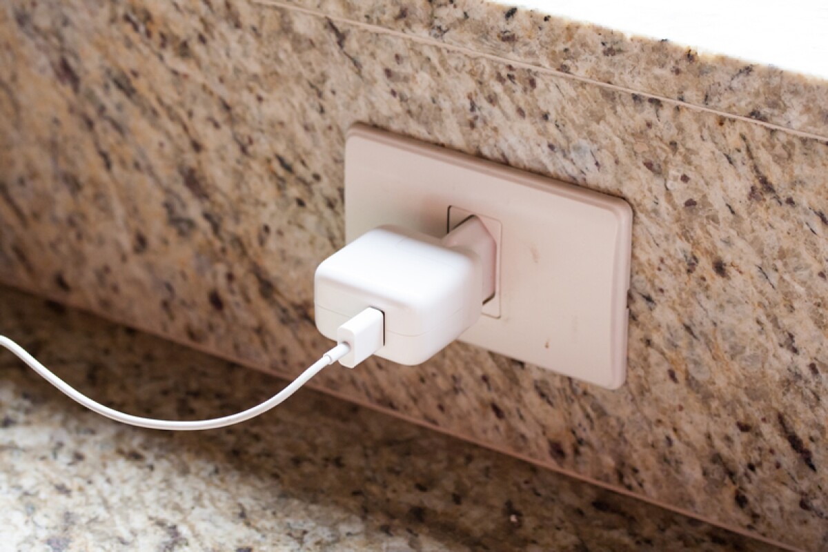 Te decimos por qué no es buena idea dejar tu cargador ...