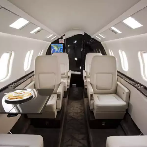 La comodidad es un factor crucial en el el Learjet, tiene iluminación de LEDS, cuenta con páneles de control táctiles para acceso a televisión, DVD, radio, reproducción MP3 y Internet de alta velocidad.