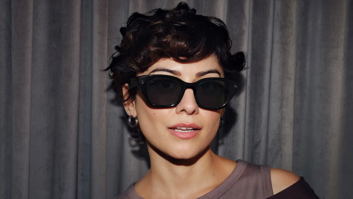 Modelo utilizando unos Meta Glasses capri, los dispositivos con cámara y funciones de IA de Meta.