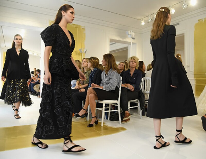 El desfile se caracterizó por tonos negros, blancos, metálicos y bordados.