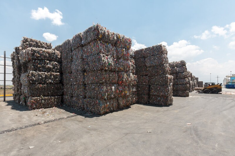 ALMAC�N DE MATERIA PRIMA. En esta �rea se guardan las pacas de botellas provenientes de los centros de acopio
