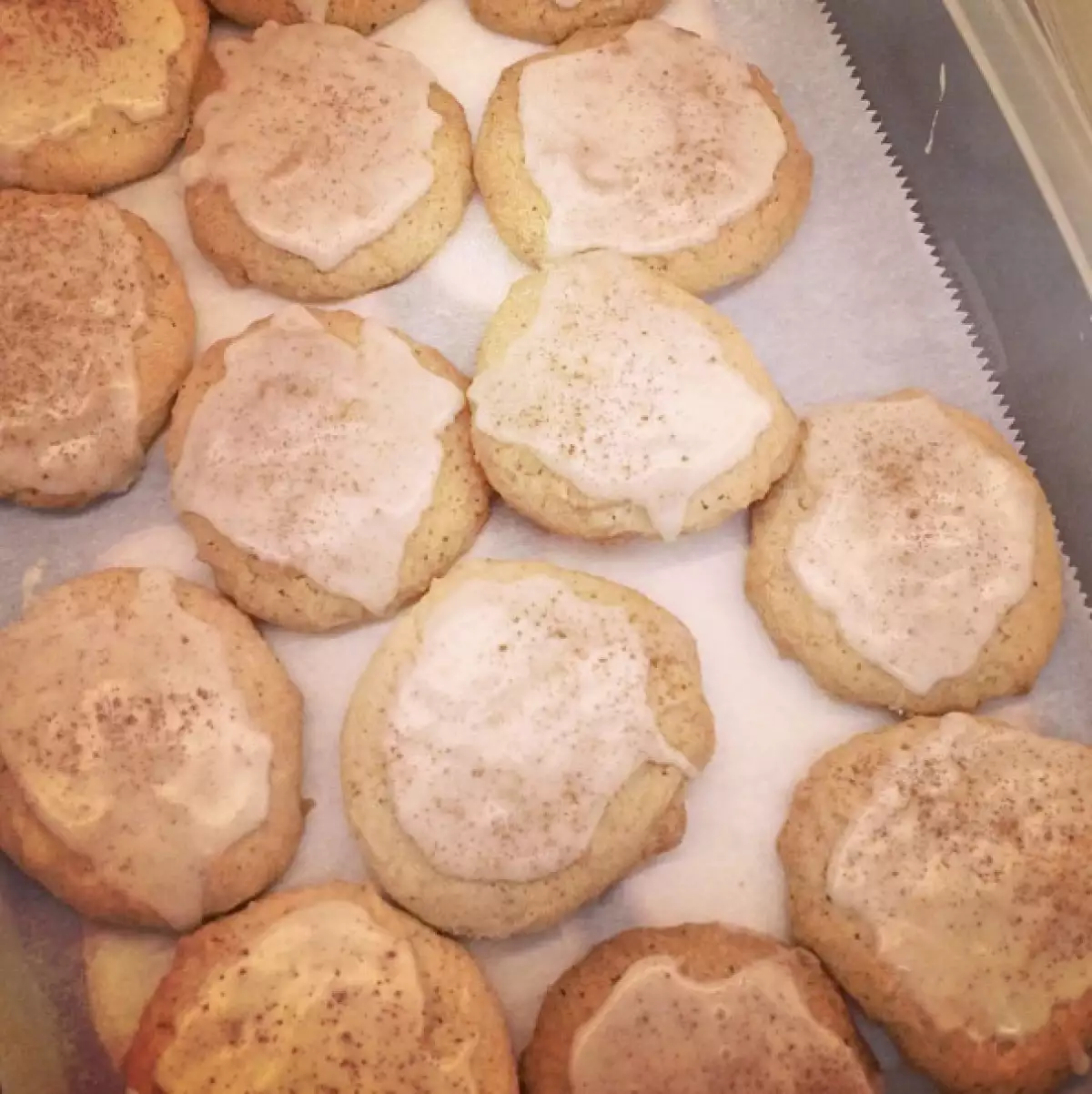 Taylor disfruta hornear galletas.