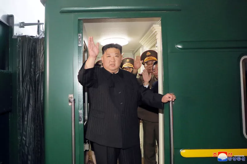 El líder norcoreano Kim Jong Un saluda desde un tren privado mientras sale de Pyongyang, Corea del Norte, para visitar Rusia, el 10 de septiembre de 2023, en esta imagen publicada por la Agencia Central de Noticias de Corea del Norte el 12 de septiembre de 2023.