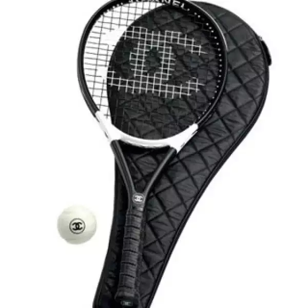 En 2007 el káiser lanzó al público una raqueta, con funda y pelota de la marca.