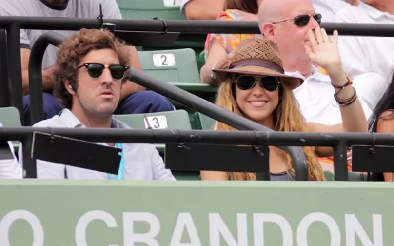 La cantante colombiana asistió al encuentro del tenista español contra Federico Gil durante el Abierto de Tenis que se realiza en el Centro Crandon Park de Key Biscayne, en Miami.