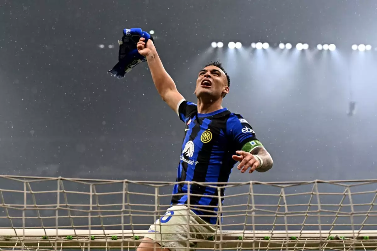 Foto de Lautaro Martínez celebrando la victoria de su equipo, el Inter de Milan.
