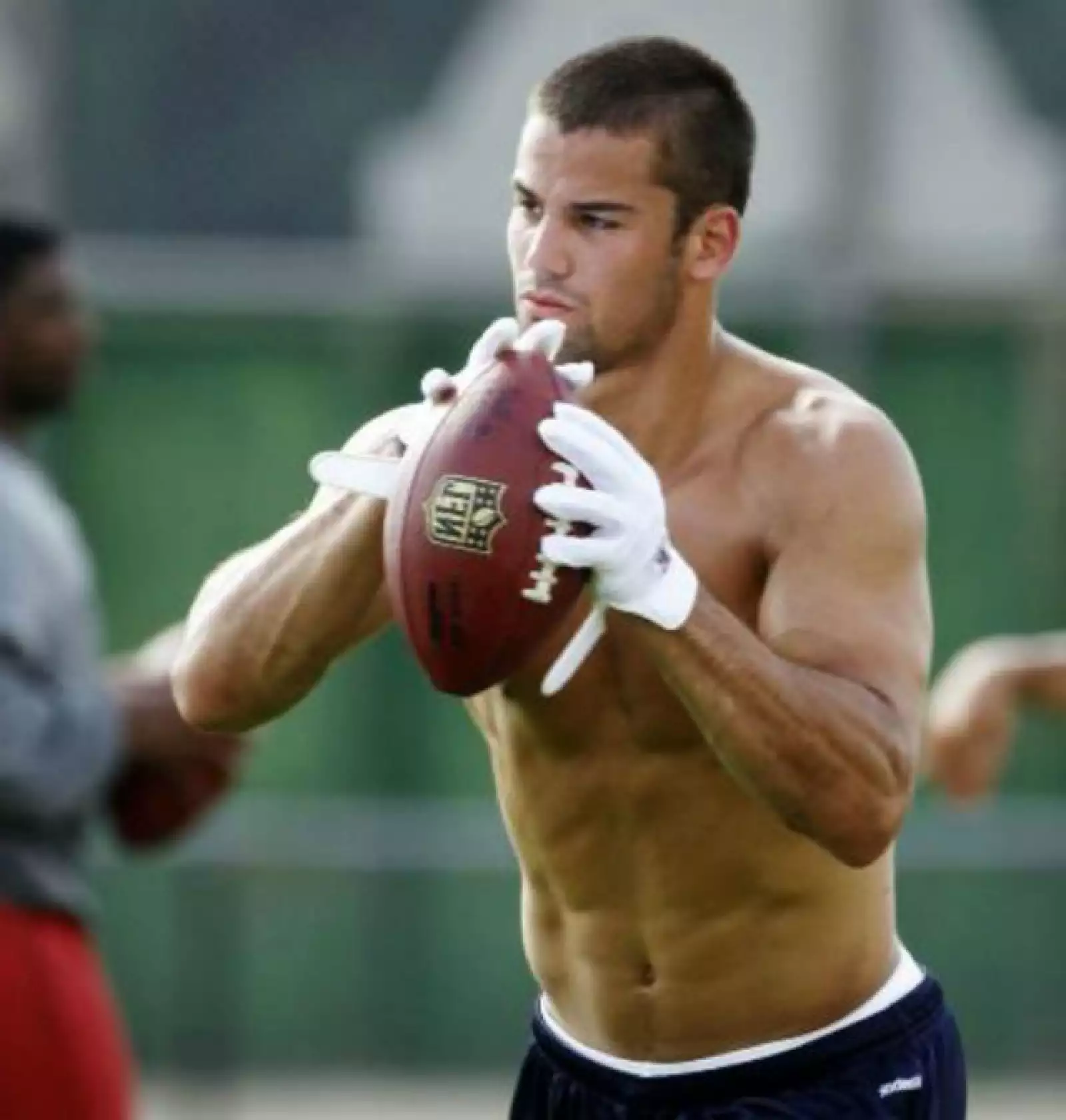 Eric Decker es un jugador de fútbol americano de los Jets y mide 191 cm, además está casado con la cantante country Jesse James.