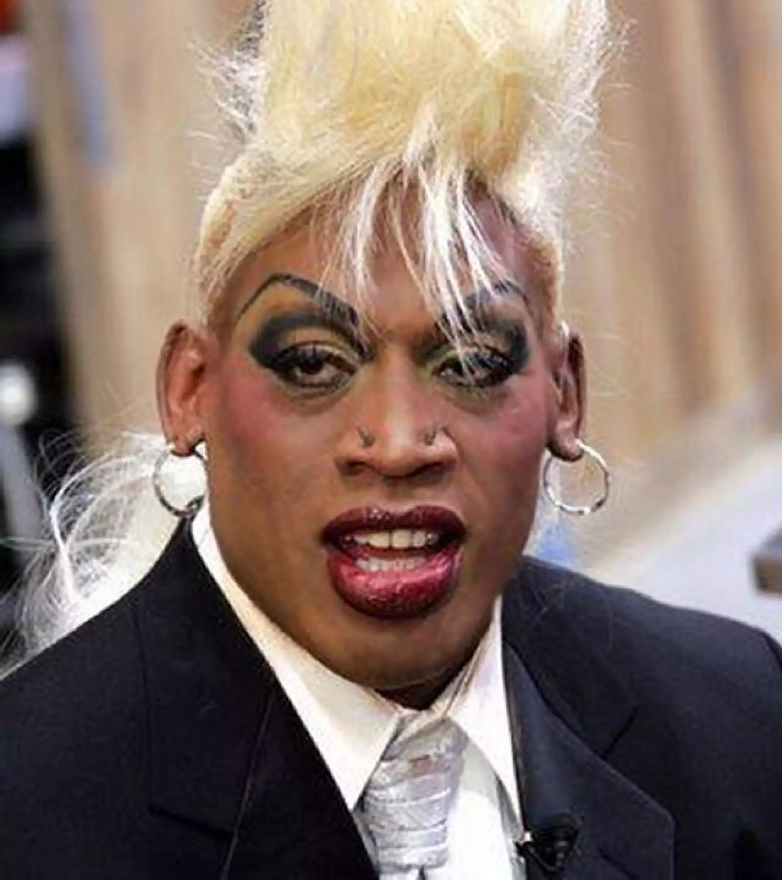 ¿Quién como Dennis Rodman para demostrar que se puede ser masculino aún con la cara repleta de maquillaje?