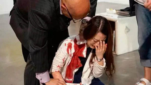 Este fin de semana, una mujer resultó con heridas en cuello y brazos tras ser atacada por otra en la feria de arte contemporáneo celebrada en Miami.