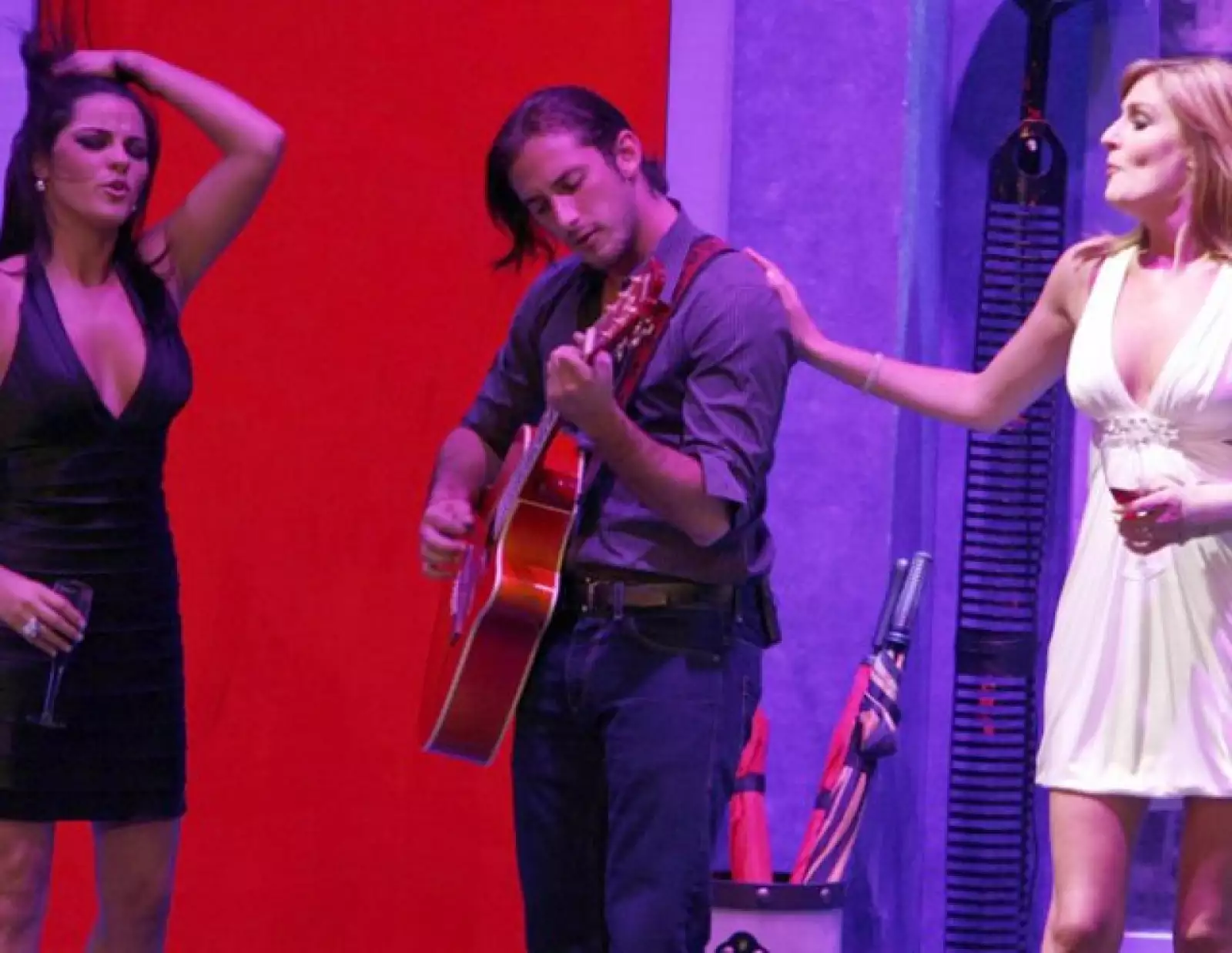 Aquí Maite Perroni, Sebastián Zurita y Chantal Andere en el estreno de la obra Cena de Matrimonios.