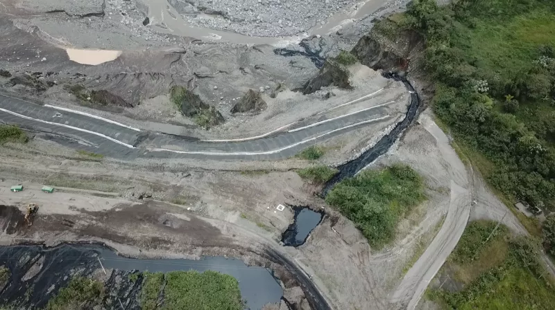 Derrame de un ruptura de un oleoducto es visto en Piedra Fina, Ecuador, en esta foto tomada por un dron. 