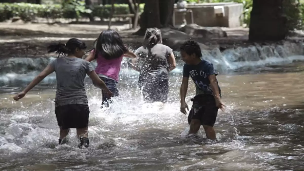 niños jugando en el río