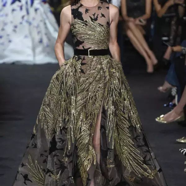 Con transparencias, brillos y faldas amplias, el diseñador permaneció fiel a su estilo característico.