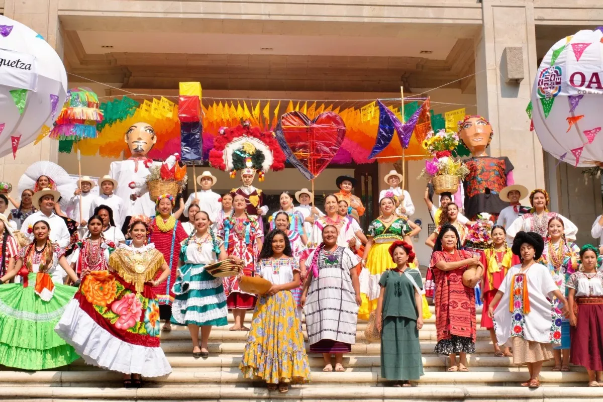 Personas representantes del estado de Oaxaca, vestidos con trajes típicos del estado, durante la presentación de la Guelaguetza 2024.