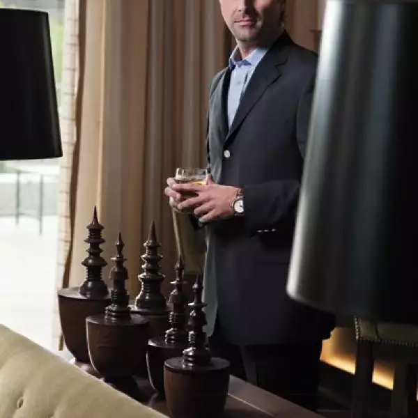 Tiene una gran adicción: las computadoras, los iPods (en los que no puede faltar la música de Coldplay) y los zapatos Prada, que pueden llegar a ser su perdición.