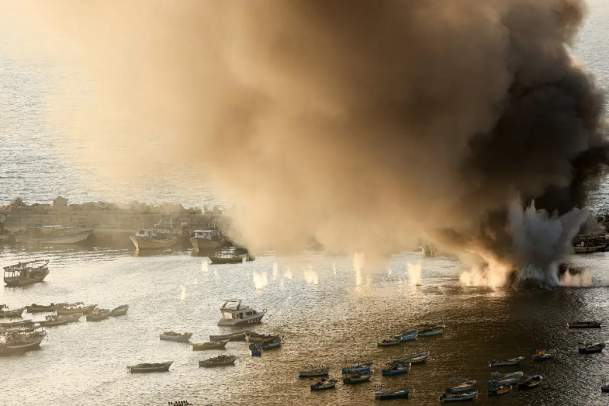 El humo se balancea después de un ataque de Israel en el puerto de la ciudad de Gaza el 10 de octubre de 2023. Israel dijo que recapturó las áreas fronterizas de Gaza de Hamas cuando el número de muertos de la guerra superó los 3.000 el 10 de octubre, el cuarto día de luchas agotadoras desde que los islamistas lanzaron un ataque sorpresa.