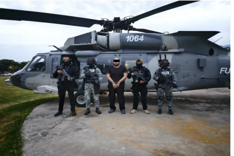 Edgar Valeriano “N”, alias “Kamoni”, junto a un grupo de elementos de seguridad después de su detención