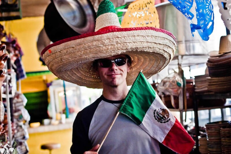 Durante una celebración para dar bienvenida a los nuevos alumnos, un puesto de comida mexicana quiso regalar sombreros pero le pidieron que dejara de hacerlo por considerarlo un acto racista.