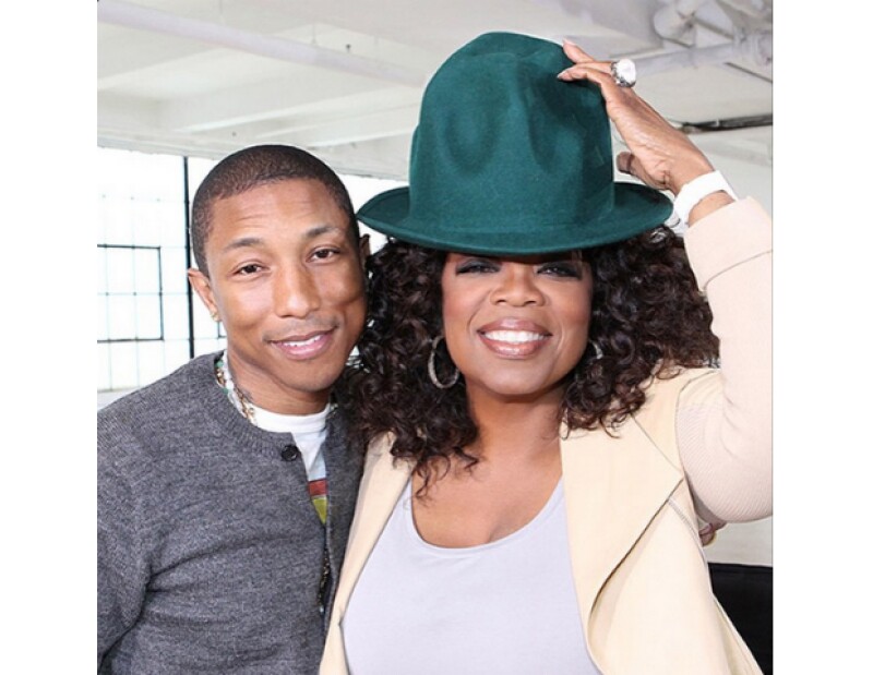 Posando con Oprah Winfrey y su famoso sombrero.