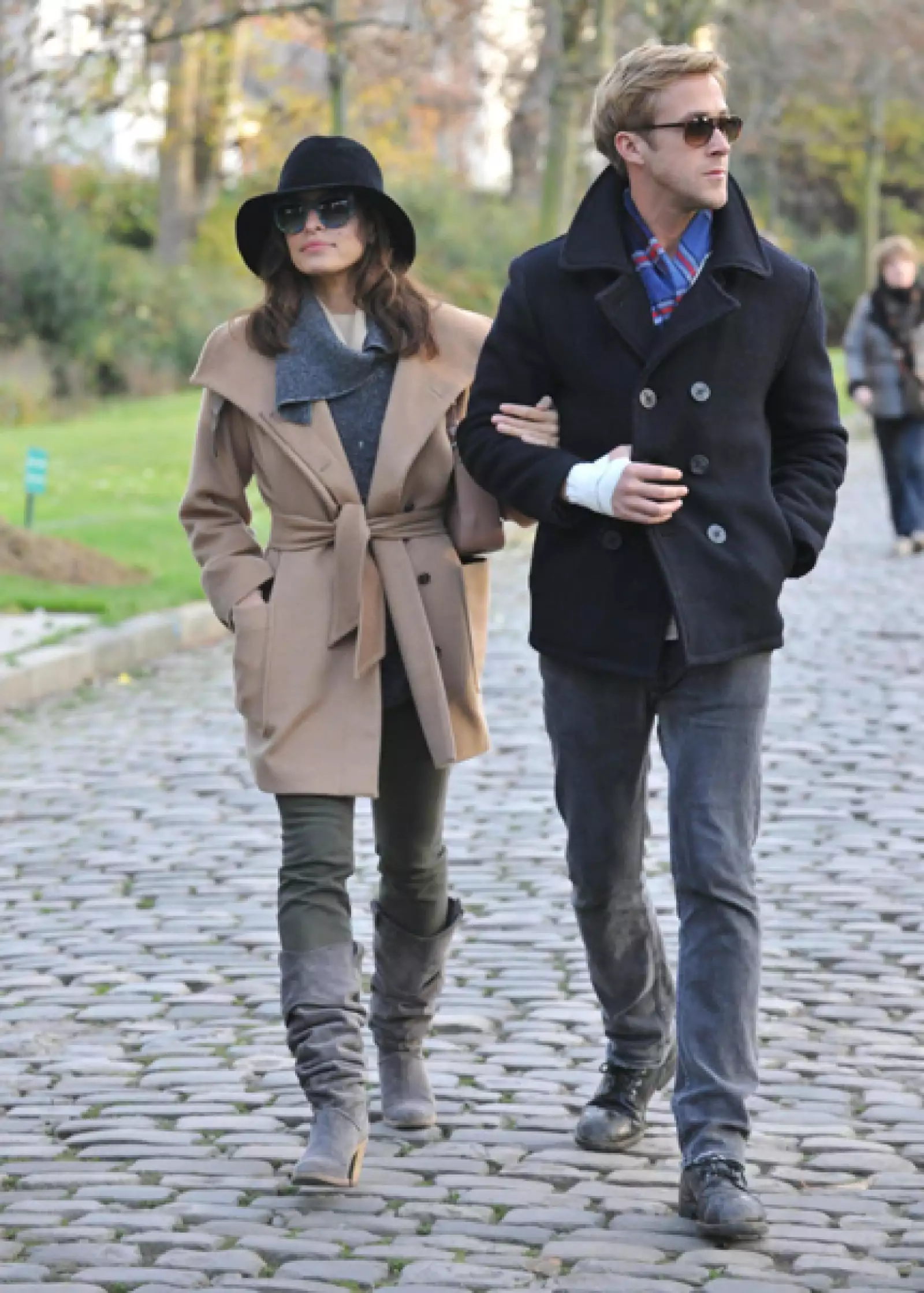 Eva Mendes camina por las calles de París con una prenda con motivos de pata de gallo en color gris.