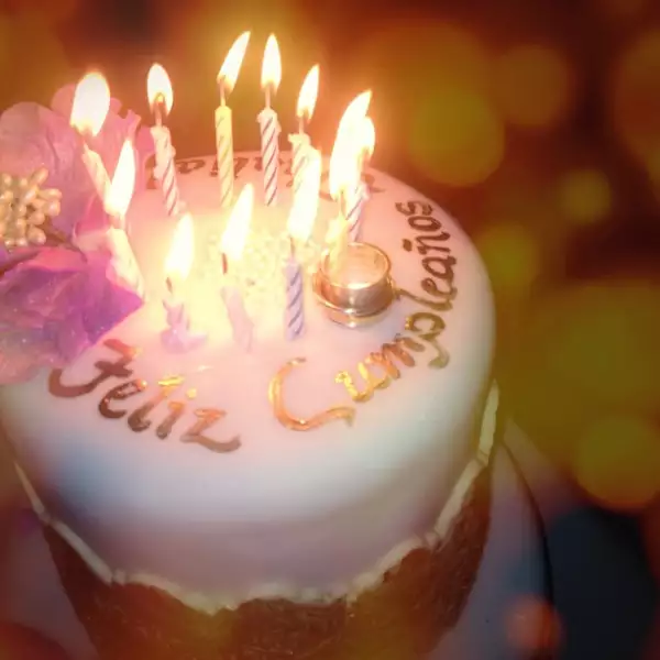 Y con este pastel Thalía inició el festejo: "A cortarlo! Mmmm de fresa con vainilla! Delishhh"