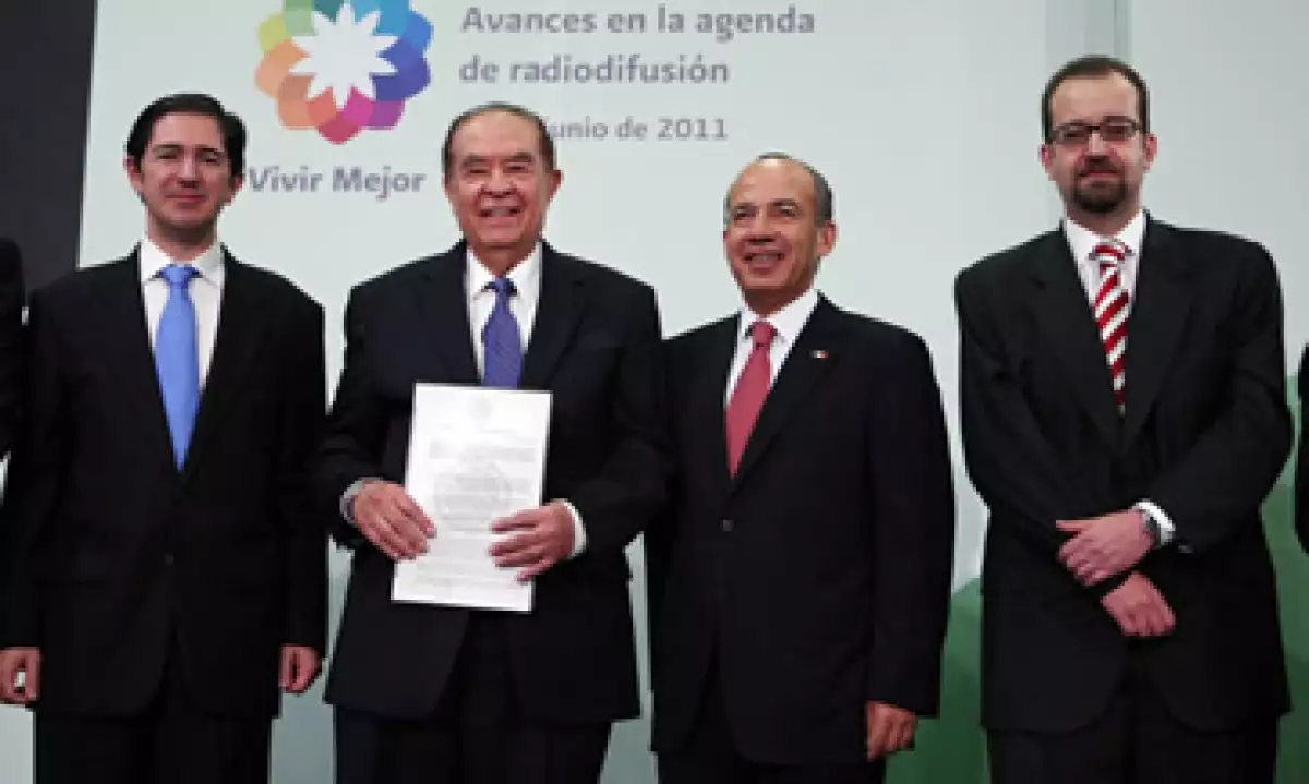 El presidente Calderón entrega un permiso a un concesionario de radio, junto a Dionisio Pérez Jácome (izq) y Mony de Swaan (der). (Foto: Notimex)