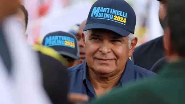 El candidato presidencial José Raúl Mulino llega a un mitin de campaña, en la ciudad de Panamá, Panamá, el 10 de abril de 2024.