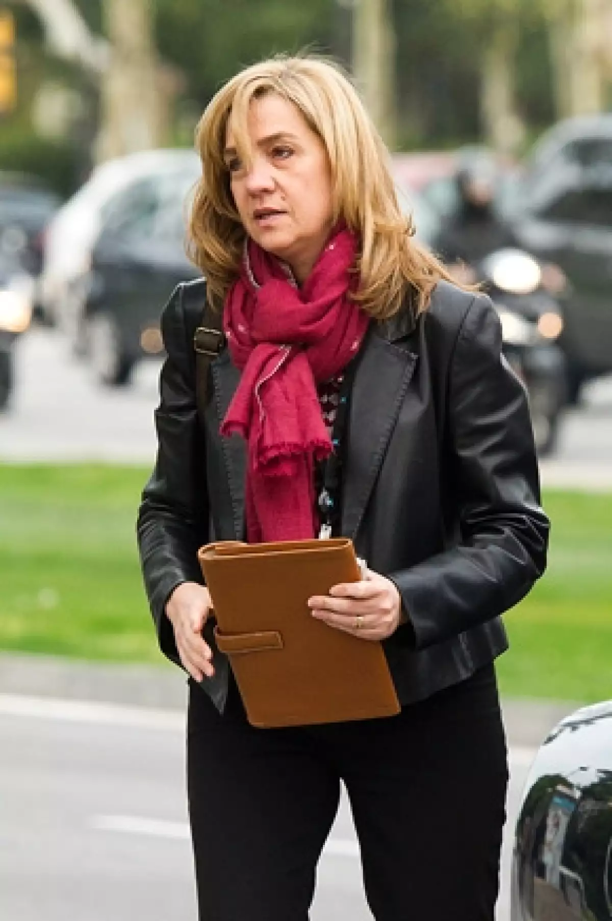 La infanta ha querido tomar la iniciativa en el último de los episodios que cuestionan la honradez y la credibilidad de la monarquía española.