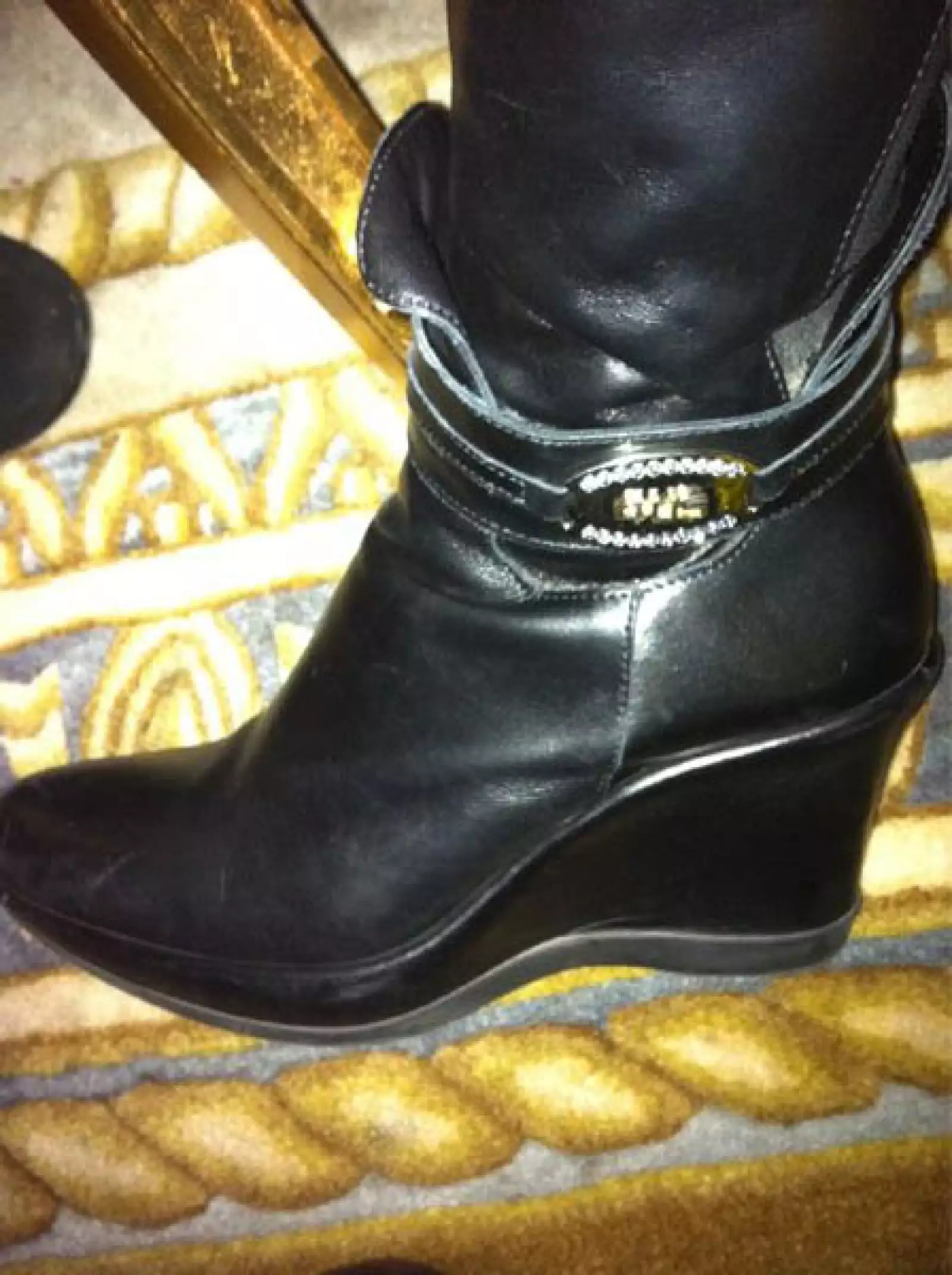 En su clóset también están estas lindas botas negras.