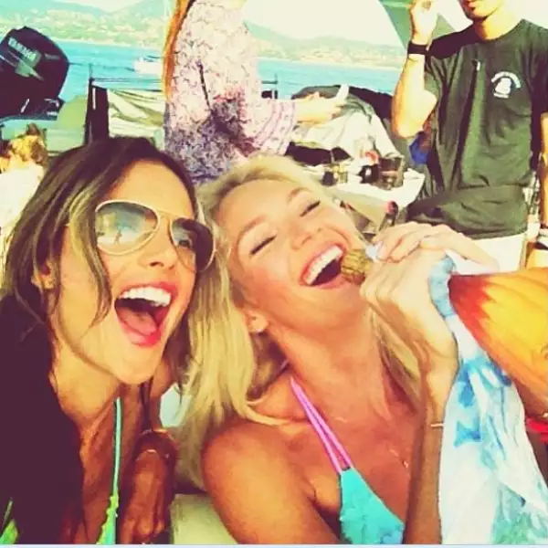 Alessandra Ambrosio y Candice Swanepoel aprovecharon un descanso del rodaje d su nueva campaña publicitaria para divertirs en el mar.