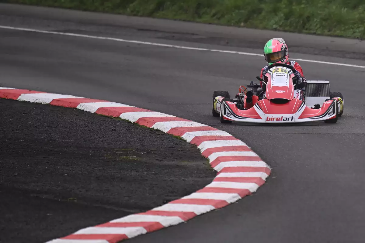 Con casco y sueños, jóvenes quieren convertirse en la primera mujer campeona de F1