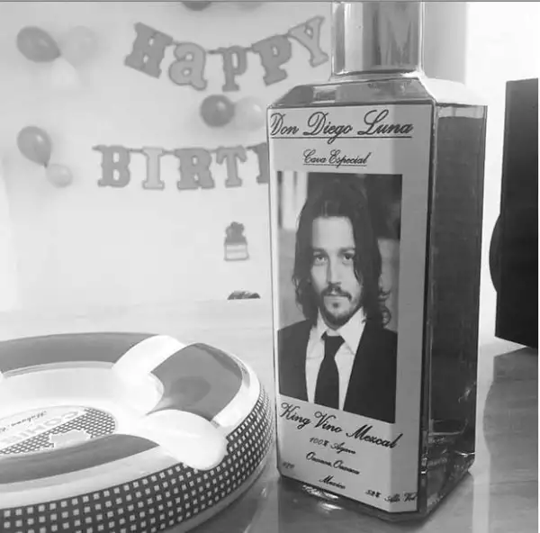 Camila posteó esta divertida imagen de una botella de mezcal con el rostro de su ex.