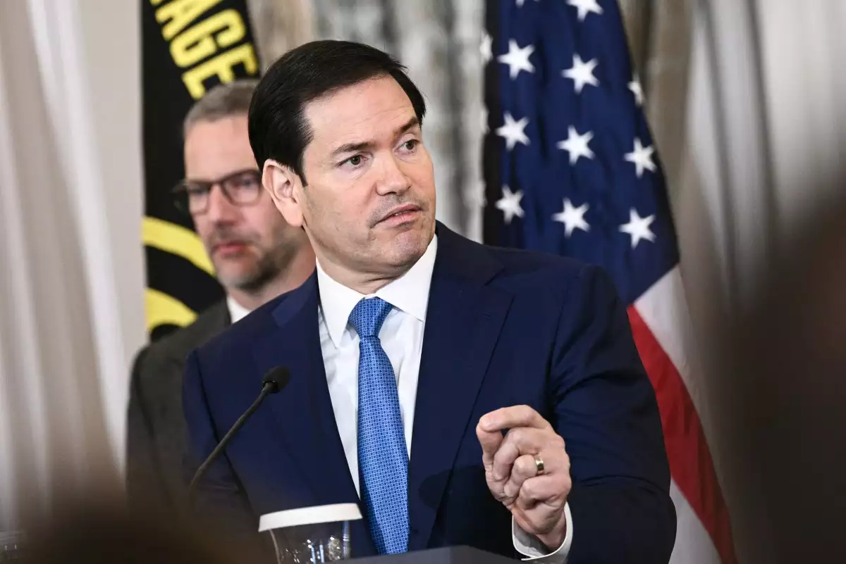 El Secretario de Estado de los Estados Unidos, Marco Rubio, pronuncia comentarios en la ceremonia de izado de la bandera de los rehenes y los detenidos injustos de EE. UU. en el Departamento de Estado en Washington, DC, el 9 de marzo de 2026